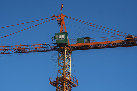 在建造多层储存建筑物或另一种结构的建筑工地上 在蓝天对着高塔起重机高楼商业活动手臂摩天大楼天空工程财产金属蓝色图片