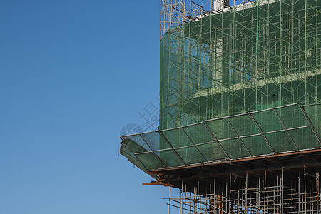 建筑和施工现场正在进行中 反对蓝天的大厦建造场所 多存储建筑施工中未完工建筑的金属结构承包商天空工程蓝色抵押商业水泥住宅摩天大楼图片