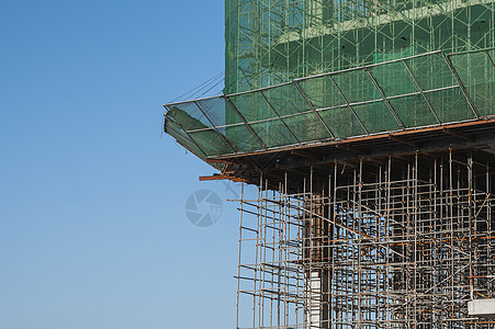 建筑和施工现场正在进行中 反对蓝天的大厦建造场所 多存储建筑施工中未完工建筑的金属结构蓝色房子建筑学商业住宅梯子脚手架水泥职场城图片