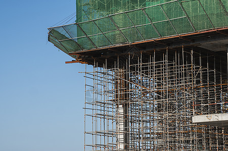 建筑和施工现场正在进行中 反对蓝天的大厦建造场所 多存储建筑施工中未完工建筑的金属结构天空房地产多层抵押水泥住房蓝色梯子脚手架住图片