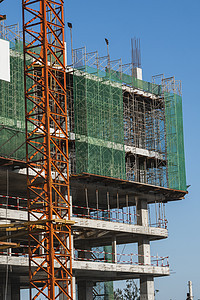 蓝天的起重机和建筑工地 未完工建筑的金属结构施工 塔式起重机用于建造多仓库建筑住宅天空公寓工程蓝色脚手架财产城市项目框架图片