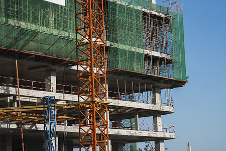 蓝天的起重机和建筑工地 未完工建筑的金属结构施工 塔式起重机用于建造多仓库建筑生长城市天空框架工作商业住房住宅技术工程图片