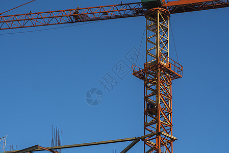 在建造多层储存建筑物或另一种结构的建筑工地上 在蓝天对着高塔起重机高楼项目城市活动摩天大楼金属机械生长工作机器图片