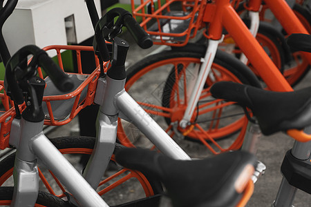 以电子支付方式环游城市的街头交通橙色混合租赁自行车在租赁网络停车场排成一排 等待骑自行车的人进行自行车旅行运动街道民众车轮踏板环图片