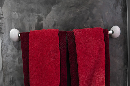 洗手间有两条红毛巾 在烘干机上 反浴室内部当代 豪华和时髦的设计卫生间 用混凝土风格的墙壁芳香洗澡洗发水家庭酒吧卫生身体治疗淋浴图片