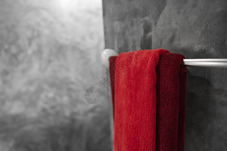 洗手间有一条红毛巾在烘干机上 反卫生间内部当代 豪华和时髦的设计浴室配有混凝土风格的墙壁衣架化妆品疗法洗发水家庭温泉酒吧房间芳香图片