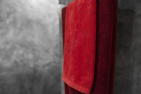 洗手间有一条红毛巾在烘干机上 反卫生间内部当代 豪华和时髦的设计浴室配有混凝土风格的墙壁芳香酒店洗澡家庭治疗衣架疗法奢华身体淋浴图片