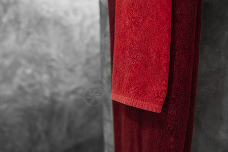 洗手间有一条红毛巾在烘干机上 反卫生间内部当代 豪华和时髦的设计浴室配有混凝土风格的墙壁家庭房间肥皂棉布酒店疗法治疗淋浴酒吧金属图片
