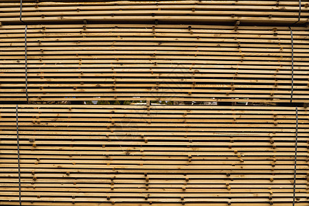 锯木厂木板上成堆的木板 在户外锯木厂锯木板的仓库 木坯建筑材料木木材堆栈 行业环境产品工厂生产松树机械林业制造业库存工作图片