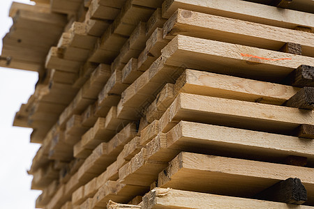 锯木厂木板上成堆的木板 在户外锯木厂锯木板的仓库 木坯建筑材料木木材堆栈 行业地板贮存机械工厂木头松树工作库存硬木材料图片