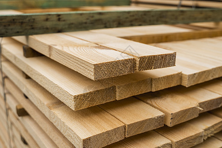 锯木厂木板上成堆的木板 在户外锯木厂锯木板的仓库 木坯建筑材料木木材堆栈 行业林业库存硬木材料制造业产品商业木匠松树主食图片