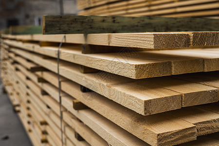锯木厂木板上成堆的木板 在户外锯木厂锯木板的仓库 木坯建筑材料木木材堆栈 行业森林产品商业铺板林业木头库存制造业主食生产图片
