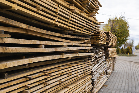 锯木厂木板上成堆的木板 在户外锯木厂锯木板的仓库 木坯建筑材料木木材堆栈 行业库存材料森林工厂木工工作资源松树商业环境图片