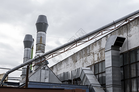 墙上空调和通风系统的通风管道 在墙上安装气管风管金属发泄建筑学建筑空气天空房子工程工厂图片