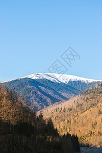 在罗马尼亚Arges的Rausor湖和大坝拍摄的山脉及其雪峰和橙色性质照片山峰岩石公园环境森林劳索丘陵顶峰梦境旅游图片