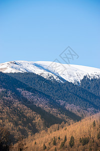 在罗马尼亚Arges的Rausor湖和大坝拍摄的山脉及其雪峰和橙色性质照片天空橙子旅行蓝色劳索旅游丘陵环境岩石顶峰图片