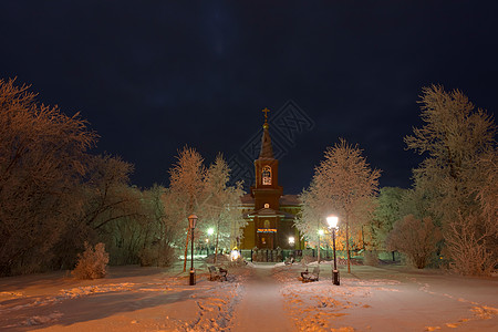 夜间东正教教堂的建筑被雪中树木环绕 周围是雪中的树木天空人行道教会分支机构雪堆灯光图片