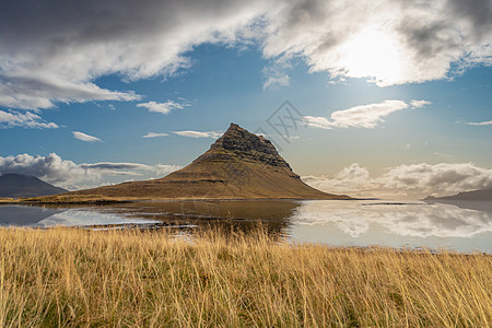 Kirkjufell 在冰岛阳光明媚的天气下 平静的湖中反射图片