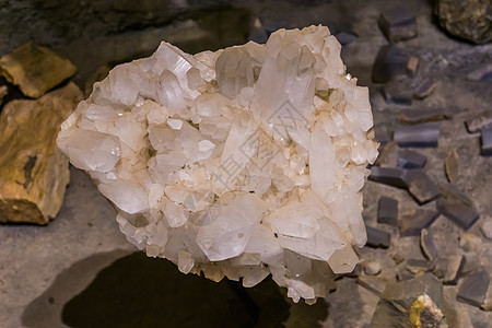 白色纯晶状石 矿物土石 精神愈合结晶体的结晶和结晶图片