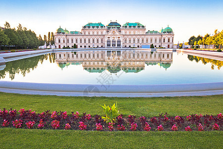 维也纳贝尔韦德雷公园水反射视图图片