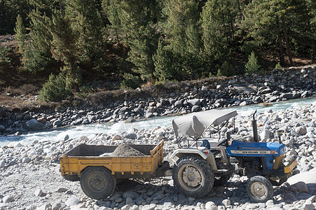 印度亚洲喜马拉雅斯皮提河谷偏远挖掘挖土机建筑工地倾卸式垃圾卡车Lorry 载重容量大 从河岸基金会向印度亚洲2019年5月20日图片