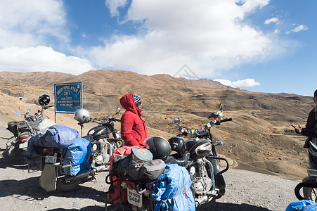 印度妇女旅行者Trikker和Biker站在摩托车旁 远足喜马拉雅山区高山地区外出并探索当地山丘站 冒险旅游 2019年10月图片