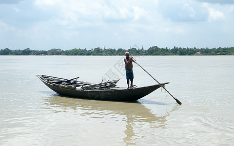 恒河 Ganga 上的传统船夫 摆渡人 Majhi 划艇 称为 Nauka 印度乡村旅游和水上交通主题 孙德尔本斯 西孟加拉邦 图片