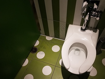 厕所里有绿色 白色的墙壁和瓷砖浴室隔间地面卫生间管道马桶摊位图片