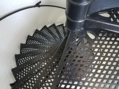 灯塔中的黑铁金属螺层楼梯和白墙白色建筑扶手螺旋脚步栏杆图片