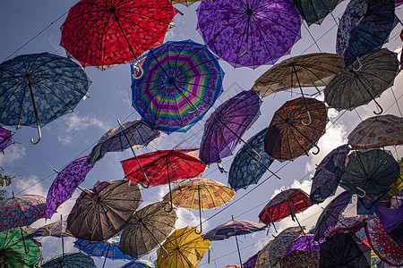 悬挂在 ai 中的彩色雨伞图片