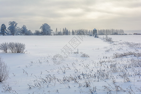 冬季大自然的美丽荒野太阳房子季节爬坡小屋雪堆森林天气天空图片