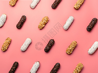 粉红色背景上的泡芙或利润模式坚果面团蓝色奢华烹饪花生巧克力健康椰子装饰图片