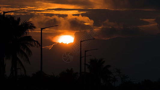 日落 夜空 太阳消失在西地平线下 美丽的大气折射照亮了阳光和天文黄昏 夜晚前最黑暗的一瞬间 掌声日食环境反射背光林地地球时间云景图片