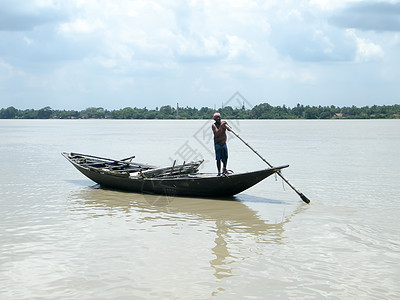 恒河 Ganga 上的传统船夫 摆渡人 Majhi 划艇 称为 Nauka 印度乡村旅游和水上交通主题 孙德尔本斯 西孟加拉邦 图片