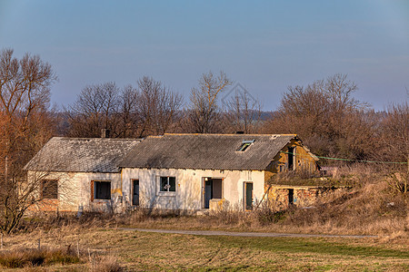 农村的破旧和废弃房屋房子建筑拆除家园农场小屋垃圾历史性窗户风化图片