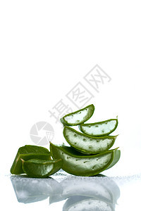 白色背景上的芦荟叶片 芦荟是一种非常有用的草药 可用于护肤和护发植物群化妆品润肤叶子按摩草本植物皮肤护理勺子药材图片