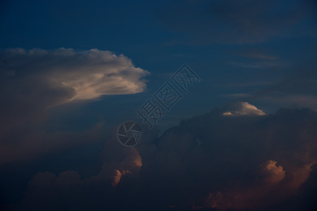 美丽的日落天空和云彩 抽象的天空戏剧性太阳天堂情绪地平线反射蓝色日落晴天天气图片