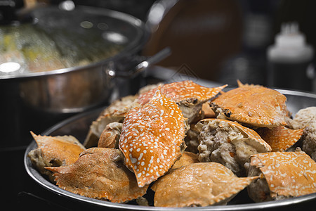 螃蟹是在亚洲夜市煮的 海产食品国王美食热带盘子甲壳动物烹饪蟹肉摊位贝类图片