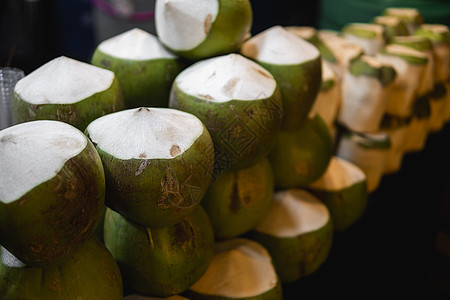 新鲜的椰子 在亚洲夜间市场营养情调销售茶点店铺蔬菜水果可可棕榈牛奶图片