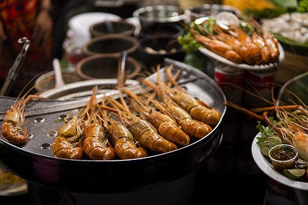 烧火和BBQ火焰的炸虾海鲜 夜市餐厅烤肉饮食盘子美食食物小吃煤炭章鱼生蚝野餐牛扒图片