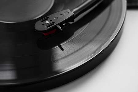 白色背景的乙烯转盘 用于乙烯磁盘的逆向音频设备盘子乡愁纺纱记录圆圈打碟机划痕甲板专辑留声机图片