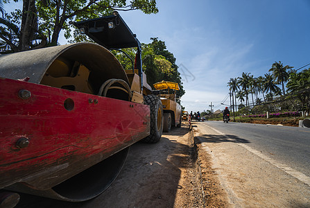 在新道路施工现场工作的两个压路机 在高速公路上工作的重型机械 建筑设备 道路压实装修街道压实机工程活动装载机沥青滚筒修理多层图片