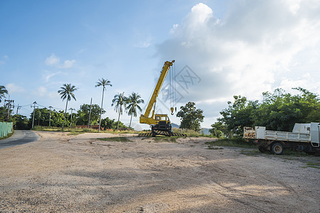 有上升的伸缩臂的黄色汽车起重机在户外 建筑工地上的移动式建筑起重机 起重机在施工大楼下等待工作 重工业天空地面勃起卡车繁荣柴油机图片