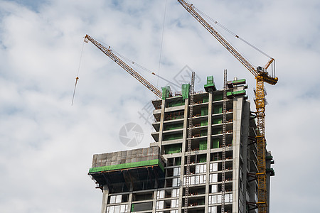 建造一座高楼大楼的建筑工地 用起重机抵挡蓝天工程天空建筑学职场水泥公寓商业多层房地产抵押图片