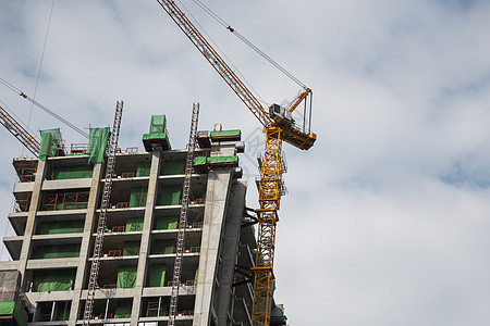 建造一座高楼大楼的建筑工地 用起重机抵挡蓝天框架水泥进步商业天空公寓建筑学房地产多层工程图片