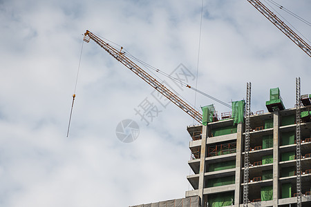 建造一座高楼大楼的建筑工地 用起重机抵挡蓝天住房房子公寓蓝色脚手架天空房地产工程框架城市图片