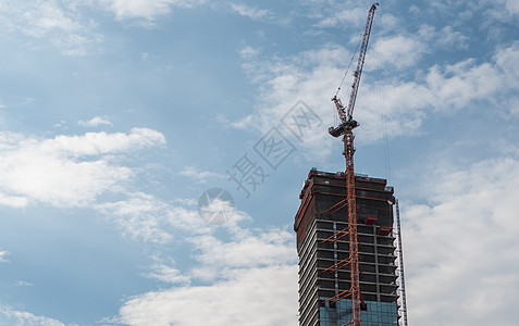 建造一座高楼大楼的建筑工地 用起重机抵挡蓝天工程进步水泥蓝色天空摩天大楼建筑学房地产住宅抵押图片