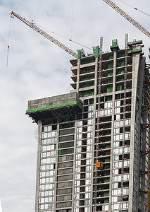 建造一座高楼大楼的建筑工地 用起重机抵挡蓝天多层城市建筑学房子房地产抵押天空脚手架蓝色住房图片