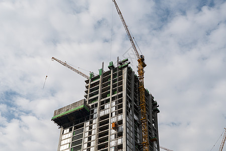 建造一座高楼大楼的建筑工地 用起重机抵挡蓝天框架工程天空商业建筑学水泥多层公寓住宅职场图片