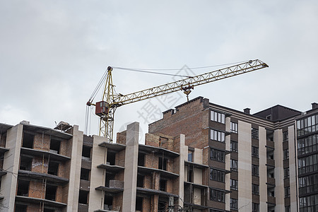 蓝天的起重机和建筑工地 未完工建筑的金属结构施工 塔式起重机用于建造多仓库建筑住房工作商业高楼工程城市公寓项目天空水泥图片